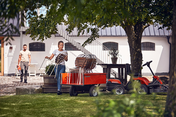 Gros plan du tableau de bord et du volant d’un rider HUSQVARNA avec commandes de tondeuse autoportée.